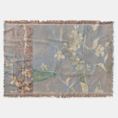 新聞用紙の背景に白い花 スローブランケット (正面)