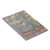 新聞用紙の背景に白い花 ノートブック (右側)