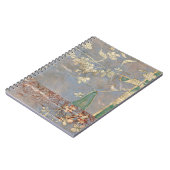 新聞用紙の背景に白い花 ノートブック (左側)