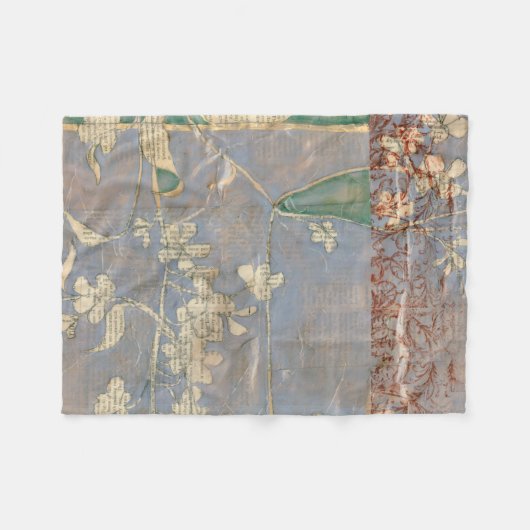 新聞用紙の背景に白い花 フリースブランケット (正面(横))