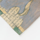 新聞用紙の背景に白い花 フリースブランケット (角)