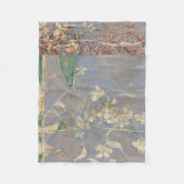 新聞用紙の背景に白い花 フリースブランケット (正面)