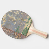 新聞用紙の背景に白い花 卓球ラケット (横)