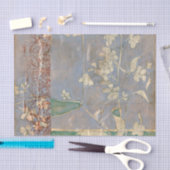 新聞用紙の背景に白い花 薄葉紙 (クラフト)