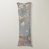 新聞用紙の背景の白い花 ボディピロー (正面縦)