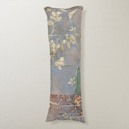 新聞用紙の背景の白い花 ボディピロー (正面縦)