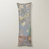 新聞用紙の背景の白い花 ボディピロー (裏面 (縦))