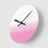 新聞用紙の背景を持つピンクと白の足 ラウンド壁時計 (傾斜)