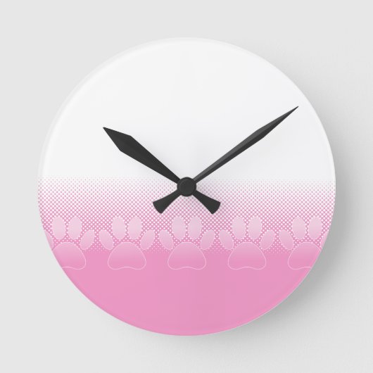 新聞用紙の背景を持つピンクと白の足 ラウンド壁時計 (正面)