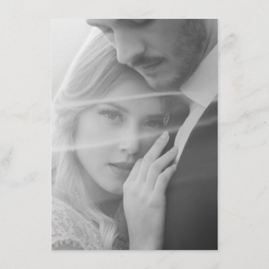 新聞白黒ユニークフォトウェディングRSVP エンクロージャーカード (裏面)