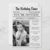 新聞風ユニークなフォト2歳の誕生日パーティー 招待状 (正面)