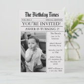 新聞風ユニークなフォト2歳の誕生日パーティー 招待状 (スタンド正面)