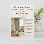 新聞風ユニークなフォト 2歳の誕生日パーティー 招待状 (スタンド正面)