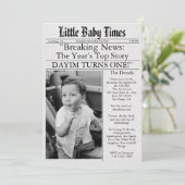 新聞風ユニークな楽しい写真 1歳の誕生日パーティー 招待状 (スタンド正面)