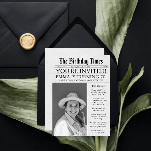 新聞風ユニークな楽しみ70歳の誕生日フォトパーティー 招待状