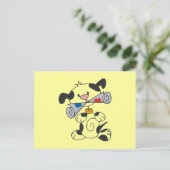 新聞Tシャツおよびギフトを持つ子犬 ポストカード (スタンド正面)