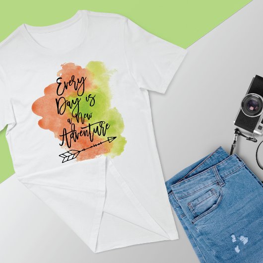 新規アドベンチャー引用文インク矢印 Tシャツ
