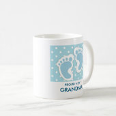 新誇りを持ったしいおばあちゃん可愛いブルー男の赤ちゃん足 コーヒーマグカップ (正面右)