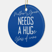 新郎おもしろいの母が抱き締めガラスを必要 セラミックオーナメント (左)