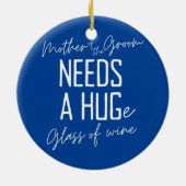 新郎おもしろいの母が抱き締めガラスを必要 セラミックオーナメント (裏面)