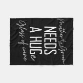 新郎おもしろいの母はワインの大きな一樽を必要とする フリースブランケット (正面(横))