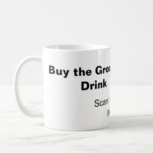 新郎に飲み代を払う QR コードをスキャンする コーヒーマグカップ (左)