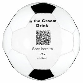 新郎に飲み代を払うQRコードをスキャンする仲人 サッカーボール