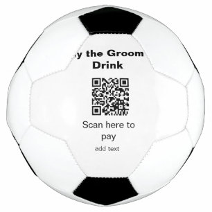 新郎に飲み代を払うQRコードをスキャンする仲人 サッカーボール