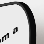 新郎に飲み代を払うQRコードをスキャンする仲人 ピックルボールラケット (左詳細)