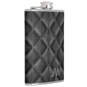 新郎の友人へのギフトに最適なエンボス加工モノグラムブラックレザー フラスク (右)