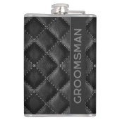 新郎の友人へのギフトに最適なエンボス加工モノグラムブラックレザー フラスク (裏面)