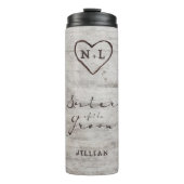 新郎の彫刻されたスウィートアーツモノグラムの姉妹 タンブラー (正面)