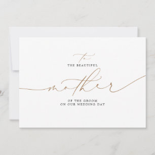 新郎の結婚式の日の美しい母親に