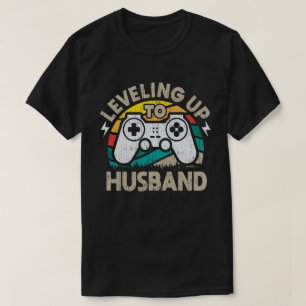 新郎へのレベルアップ！ 結婚するゲーマーに最適なユーモアたっぷりのエンゲージメント発表デザイン「Le Tシャツ