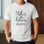 新郎ブラックのパーソナライズされた父結婚 Tシャツ<br><div class="desc">新郎結婚のシャツの父は黒い渦巻きモダン書台本を備え書て、好きなだけカスタムに好きな名前の文字をエレガント付けている。調整ブライダルパーティデザインを見ろ！</div>