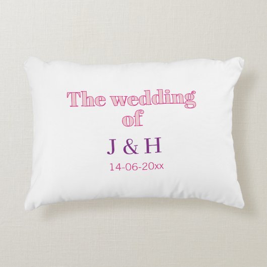 新郎新婦のイニシャルと挙式日付の入った結婚式 アクセントクッション (正面)