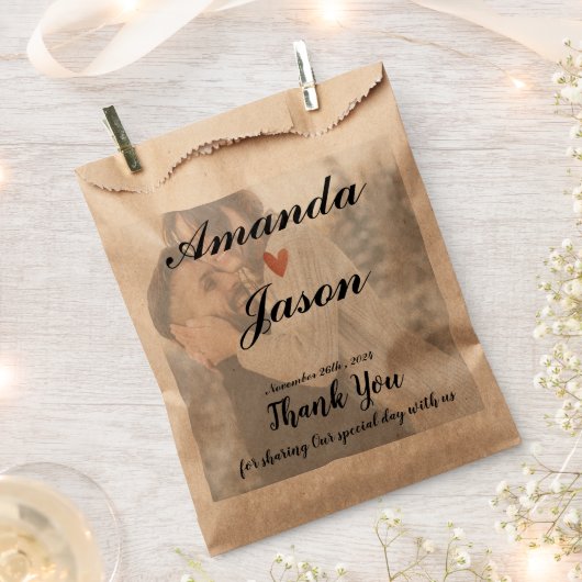 新郎新婦フォトサンキューウェディングパーティー フェイバーバッグ (クリップ留めされた状態)