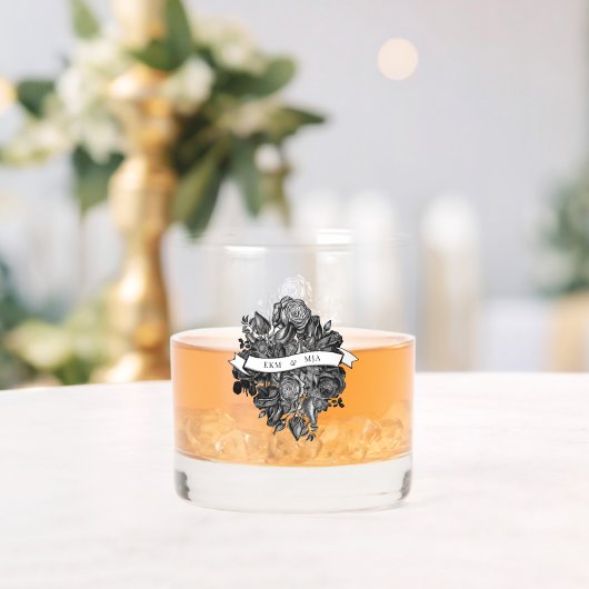 新郎新婦モノグラムイニシャルブラックバラ ウイスキーグラス (インサイチュ (ウェディング))