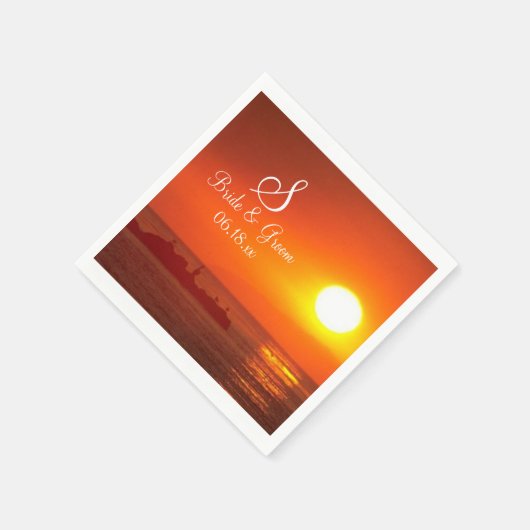 新郎新婦モノグラム日付ビーチ結婚式サンセット昼寝 スタンダードカクテルナプキン (角)