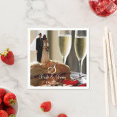新郎新婦結婚のケーキ名前をカスタムするデイトモノグラム スタンダードカクテルナプキン (インサイチュ)