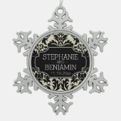 新郎新婦結婚の名前で記念日を祝う スノーフレークピューターオーナメント (正面)