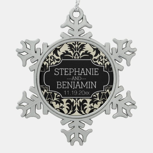 新郎新婦結婚の名前で記念日を祝う スノーフレークピューターオーナメント (正面)