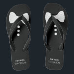 新郎。おもしろいホワイトボウタイ&ボタ結婚ン ビーチサンダル<br><div class="desc">この可愛いビーチサンダルは、新郎が靴とパーティーを蹴り落とす準備ができている時に最適だ。白い蝶ネクタイと上部のボタンと彼の名前とタイトルの下に置かれた可愛いモックタキシードデザインを特徴とする。</div>