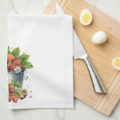 新鮮なイチゴのバケツ キッチンタオル (四つ折り)