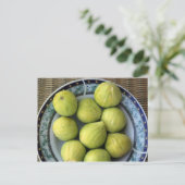 新鮮なイチジクのプレート地中海の. ポストカード (スタンド正面)