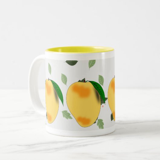 新鮮なジューシーな黄色のマンゴーと緑離れの ツートーンマグカップ (正面左)