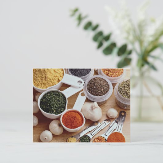 新鮮なスパイスとニンニクのクローブの写真 ポストカード (スタンド正面)