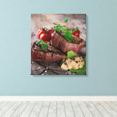 新鮮なハーブとトマトを添えたバーベキューステーキのグリル キャンバスプリント (インサイチュ (ウッドフロア))