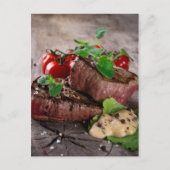新鮮なハーブとトマトを添えたバーベキューステーキのグリル ポストカード (正面)