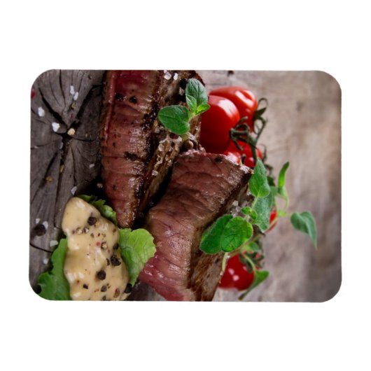 新鮮なハーブとトマトを添えたバーベキューステーキのグリル マグネット (横)